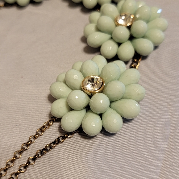 Floral design necklace green - Picture 3 of 9